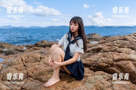 尤物馆 - Kely香香的无圣光双马尾写真，记录下的那一瞬间的青春.txt
