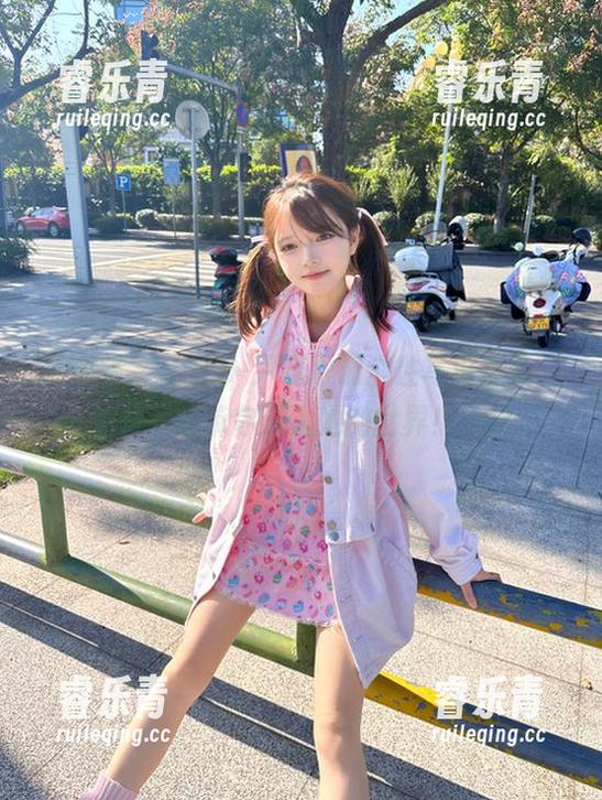 尤蜜荟 - SOLO-尹菲眼镜个性写真合集，免费下载带你进入她的世界！.txt