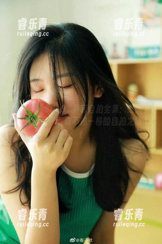尤蜜荟 - SOLO_尹菲自拍全集：镜头下的傻笑瞬间，下载不拘一格的自拍之旅.txt
