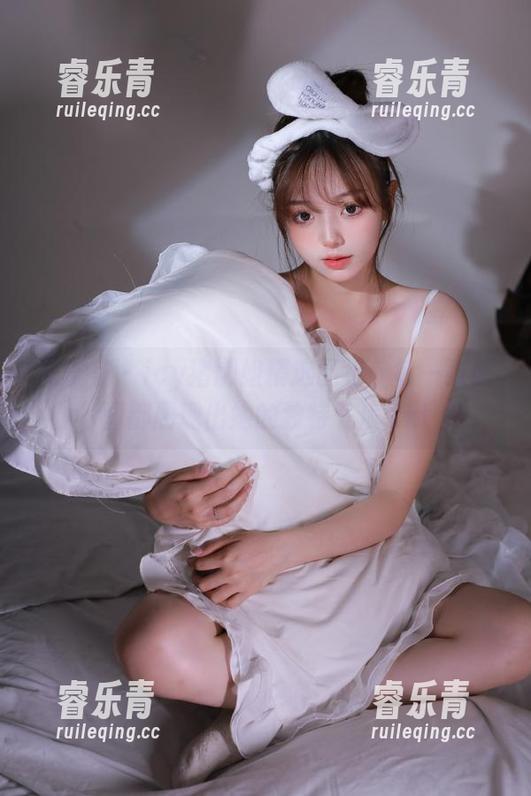 尤蜜荟 - icy猪御姐精选图包：每一张原图都展现出她的独特气质.txt