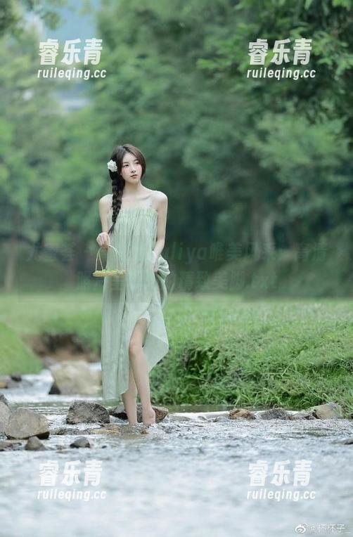尤蜜荟 - 严利娅Yuliya唯美风采：高清照片呈现她的精致美脚.txt