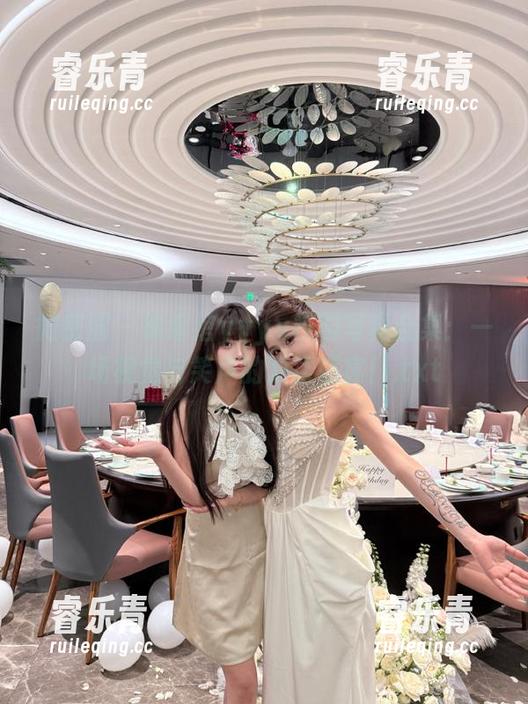 微密圈 - 徐绾绾yyyy校园写真合集：一场视觉与笑声的双重盛宴！.txt