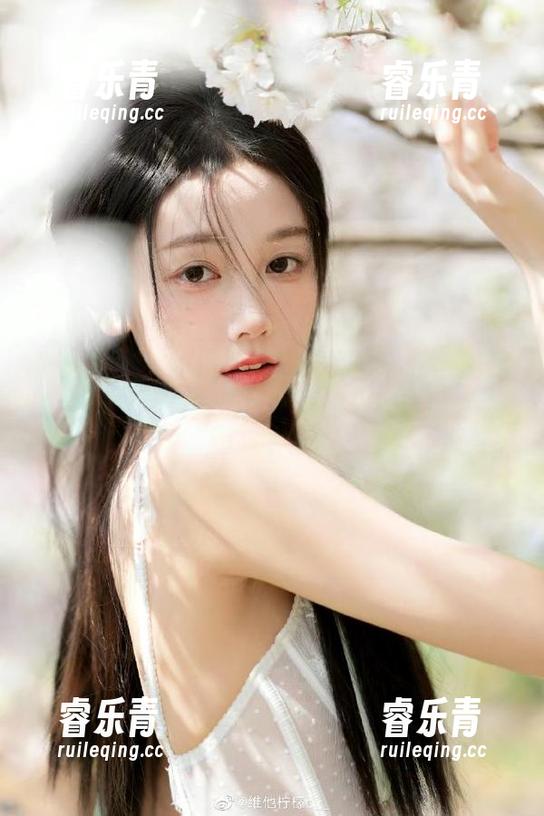 慕丝女郎-小小 慕丝女郎 - 小小的写真系列:私拍与美足的完美结合,真是对眼球的极致诱惑。.txt