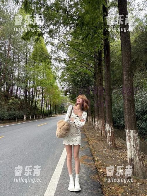 在线追踪抱走莫子的职业装原图，沉浸在她的时尚风采中吧！.txt