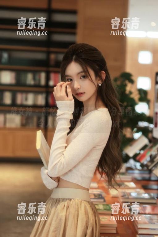 推女神 - 施忆佳白衬衫特辑：分享图集中令人心动的时尚瞬间.txt