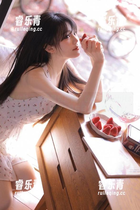 推女神 - 私房图包揭秘：歆小兔chobits如何演绎白裙的优雅与自由气质！.txt