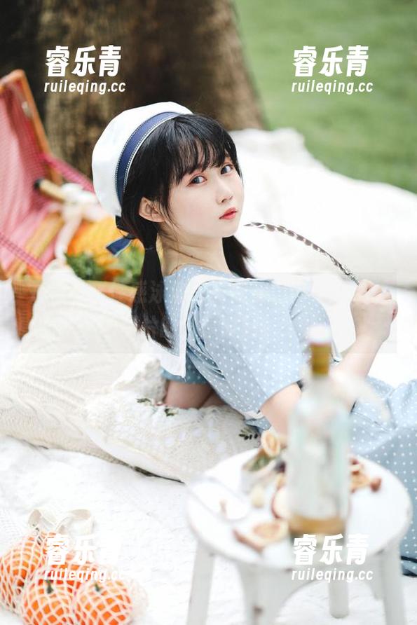 是依酱吖性感泳池写真欣赏，带你领略美丽图片的分享时刻！.txt