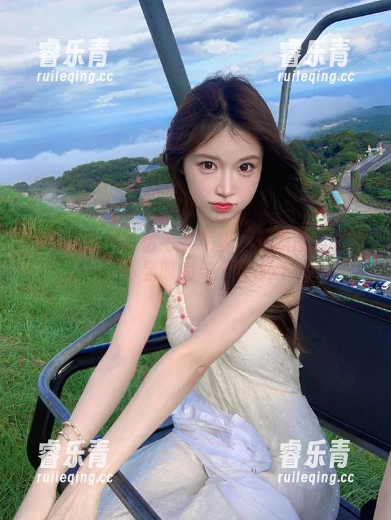 月下摄影 - 恰恰毛衣写真：从原图到套图，尽显时尚与个性.txt