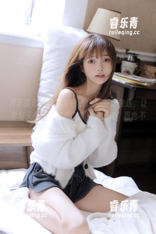 月下摄影 - 茜茜灰色小JK美图大放送，让你每天都能用壁纸欣赏她的绝美，再也不怕上班无聊！.txt