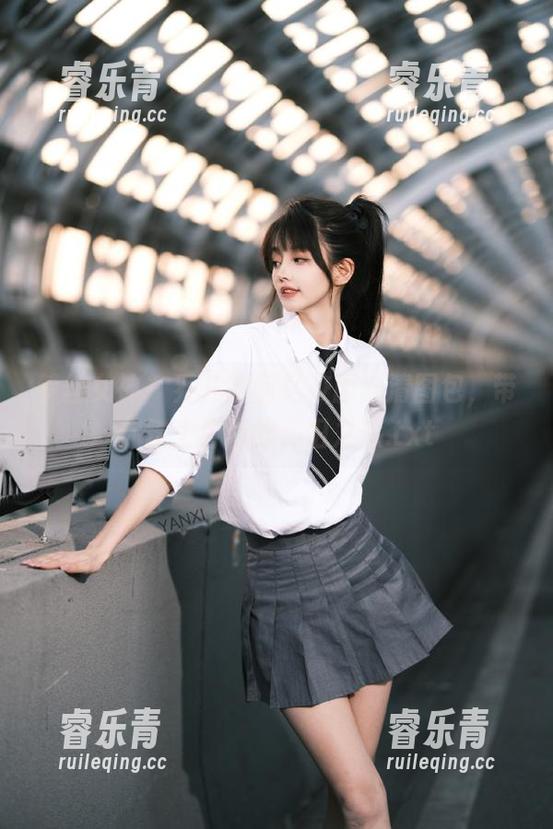 梦丝女神 - 乔儿的回忆校服高清图包，带你踏上青春的怀旧之旅.txt