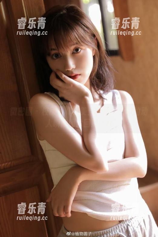 梦里一只喵 微密圈 - 校服写真之美:梦里一只喵的动人瞬间图片回顾.txt