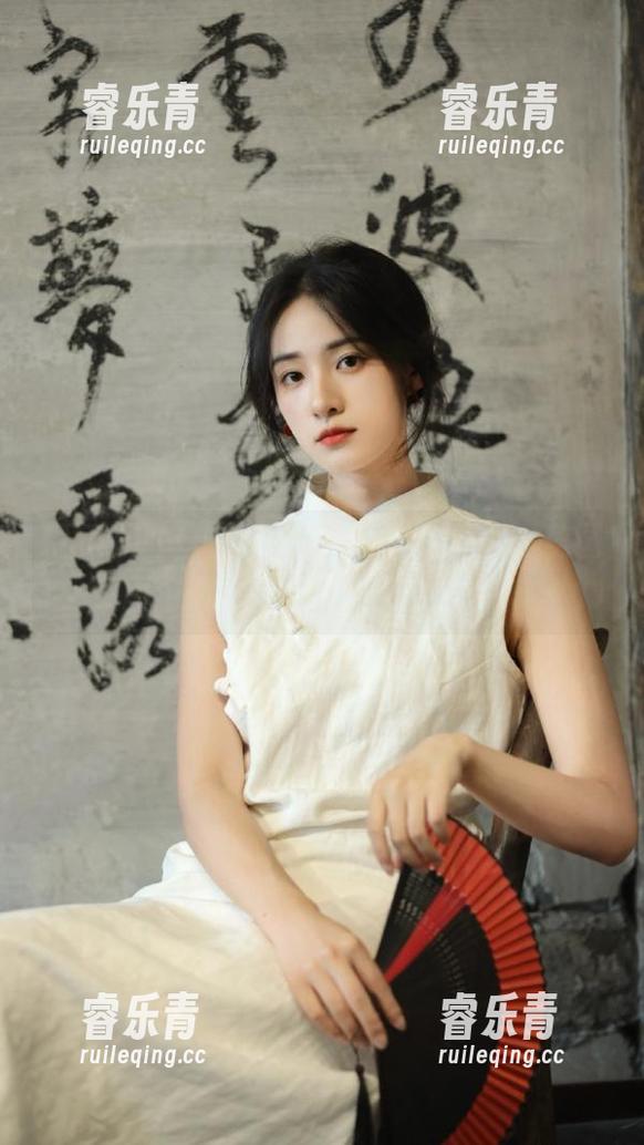 森萝财团 - 吸吸高跟鞋的魅惑瞬间，美图图包邀你一起沉浸其中！.txt