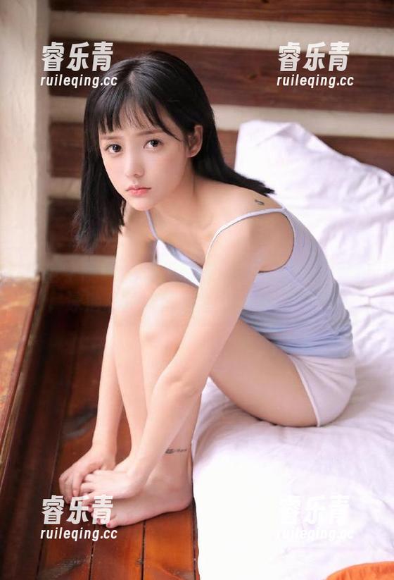 模范学院 - 把夏天装进口袋：SOLO-尹菲泳池私拍套图的婉约与激情.txt