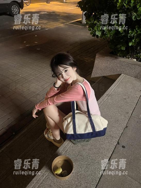 模范学院 - 观看吴思晚豹纹图包，捕捉每一帧流露的动人风情！.txt