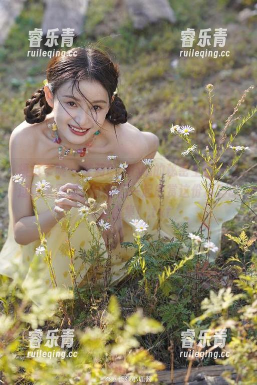 模范学院 - 艾莉Evelyn的秘密生活：透过独家图包，让我们一起欣赏这份精彩的写真合集！.txt