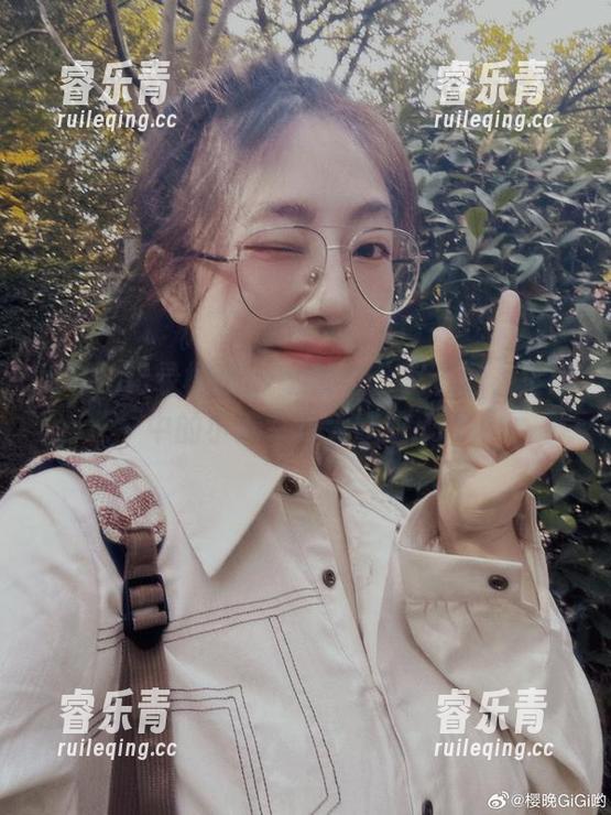 用私拍记录樱晚gigi的办公室资源，生活中的小确幸与大尴尬.txt