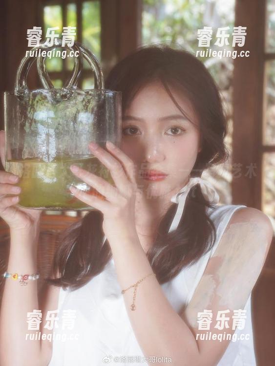 洛丽塔大哥灰衬衫作品全集——写真艺术中的细腻与优雅.txt
