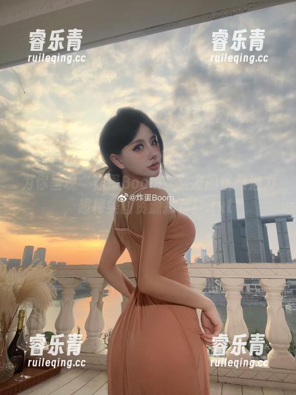 为你呈现“炸蛋Boom”女友的优雅魅力，超棒美图资源推荐！.txt
