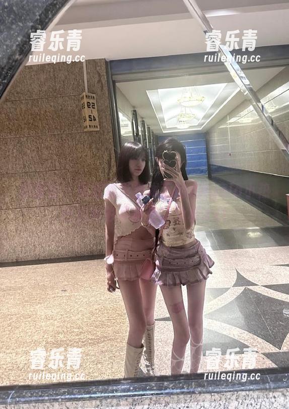爱蜜社 - 细腻摄影技术下的Angela小热巴白衬衫写真资源分析.txt