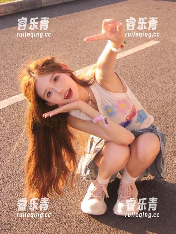 私房摄影新高度，白金Saki镂空作品带来独特图片欣赏体验，尽显时尚韵味.txt