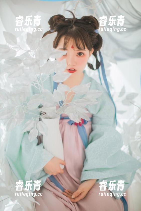 高清美图特辑：神楽坂真冬的夏日戏水，让你重温水世界的嬉戏与欢笑时光！.txt