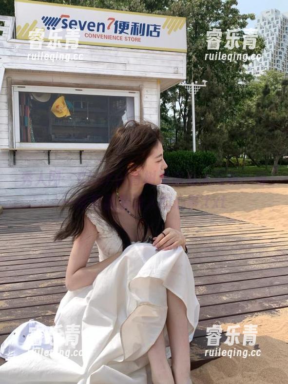 秀人网 - Cheryl青树海边私人写真：每一张都藏着动人的心事.txt