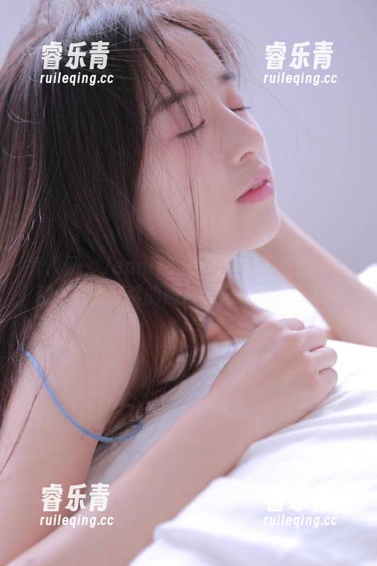 秀人网-Jennifer小若 秀人网 - Jennifer小若在办公室的每一瞬:甜美可爱的图片合集大放送!.txt