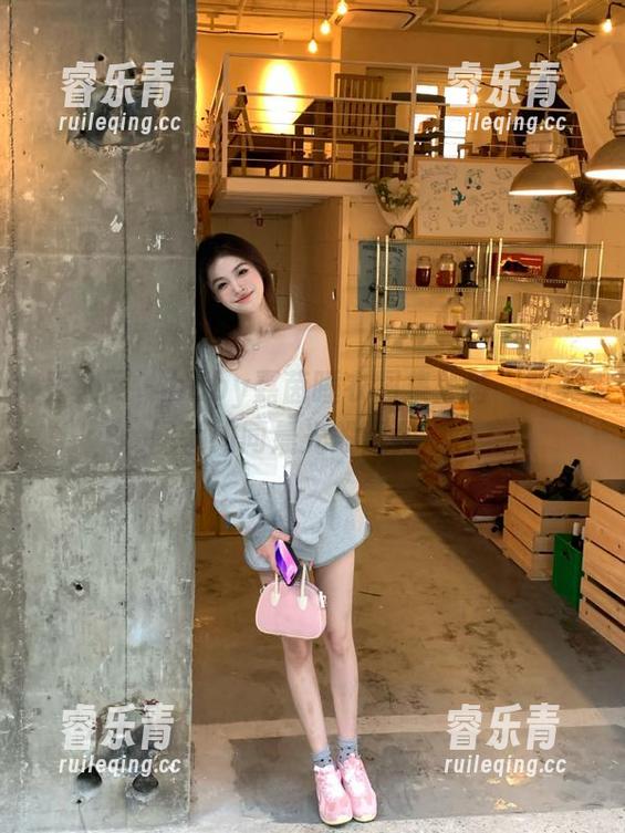 秀人网 - baby嘉茵睡衣图集：每一张美图都如同晨光般温柔.txt