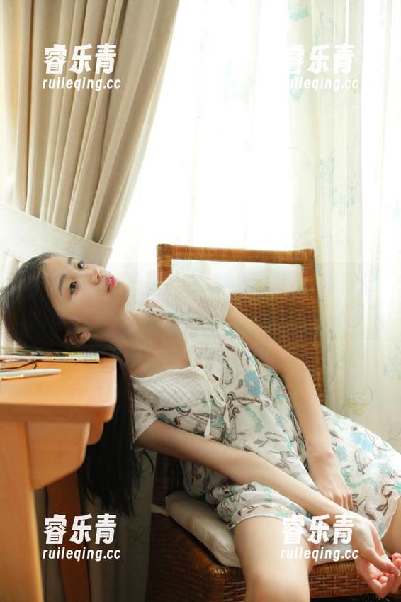 秀人网 - 高清写真之旅：刘婷婷在纯白背景下演绎的美丽与柔和，令人陶醉.txt