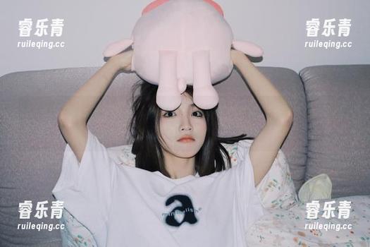 秀人网 - 看这里！双笙Alina学妹最新套图更新，轻松撩动你的心！.txt