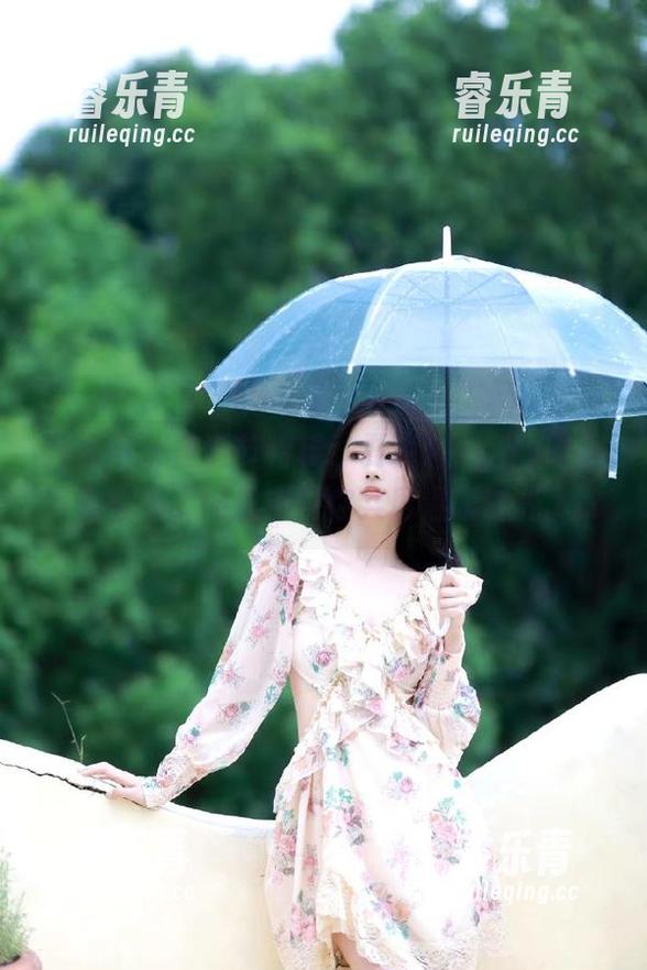 秀人网 - 圣诞节特辑：夏晓Maggy唯美写真全集，网盘中与你共度温暖时光.txt
