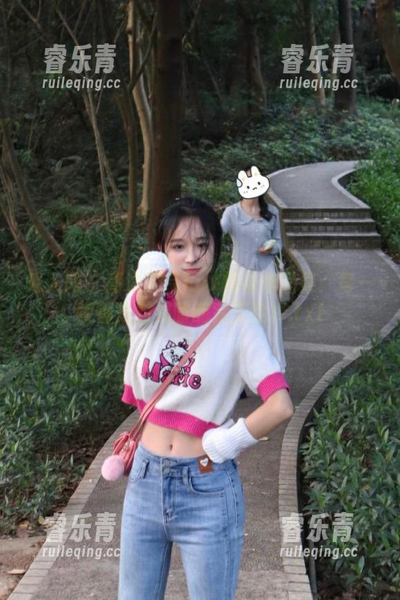 秀人网-奈奈Fox 秀人网 - 高清奈奈Fox棉袜作品集:每一帧都是对温暖的完美诠释.txt