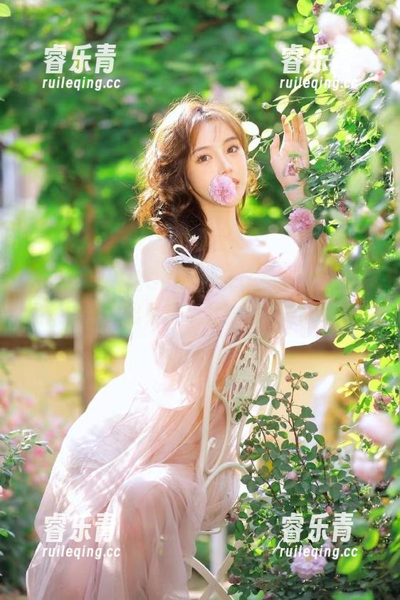 秀人网-娜露Selena 秀人网 - 娜露Selena无圣光灰丝写真,图片中展现出柔美与力量的完美结合.txt