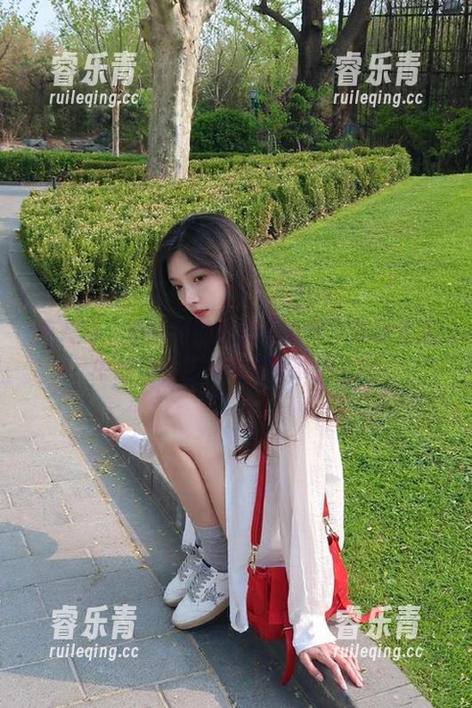 秀人网 - 小探戈的厨娘写真集：展现生活中的美食艺术与温馨瞬间.txt