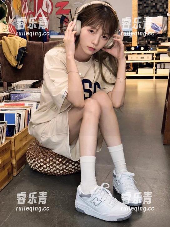 秀人网-小泡芙winna 秀人网 - 小泡芙winna呈现最新作品集:以女王之姿诠释时尚与优雅,绝对不容错过!.txt