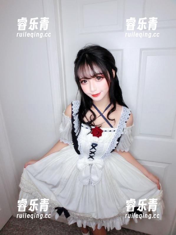 秀人网 - 观看曦宝儿美脚写真，体验光影下的动人时刻与故事.txt