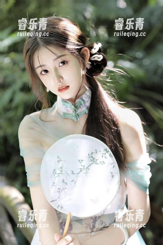 秀人网 - 桃色奶酪倾情演绎美腿魅力，美图壁纸一起来欣赏吧！.txt