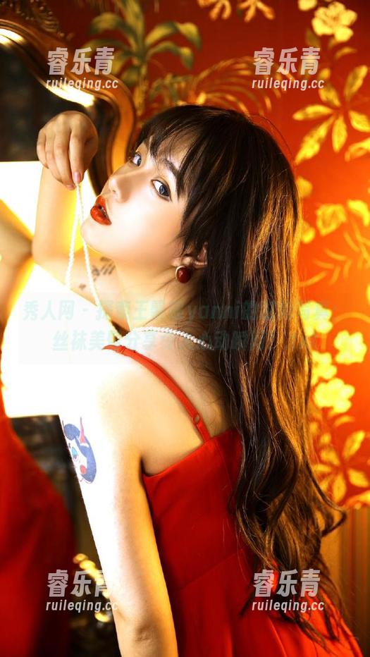 秀人网 - 探索王馨瑶yanni的时尚写真：丝袜美臀分享令人心动瞬间！.txt