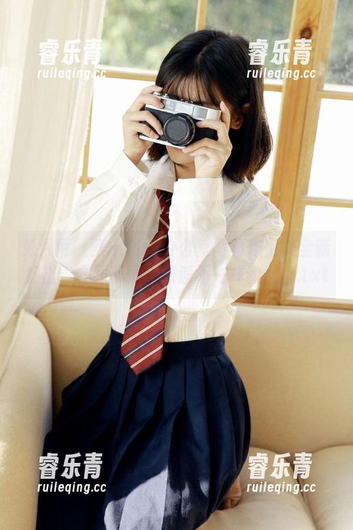 秀人网 - 美七Mia办公室写真作品集全新推出：立即下载，邂逅不一样的风格.txt