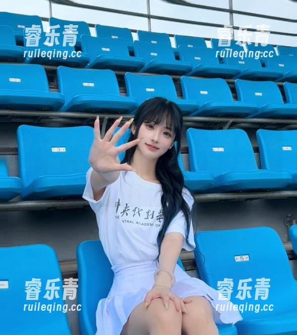 秀人网 - 在白衬衫中寻觅灵感！菲儿beauty的写真作品让你重新定义白衬衫的魅力！.txt