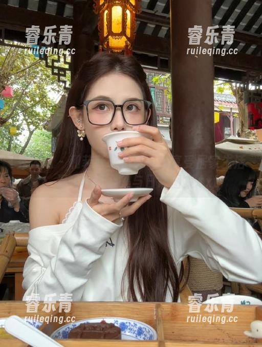秀人网 - 和菲菲吃不胖一起享受居家生活：温馨写真合集与日常图集.txt