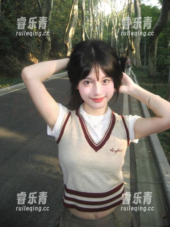 秀人网 - 葛征净高184cm的在线旅拍写真，不看后悔系列，全家欢笑瞬间尽在其中！.txt