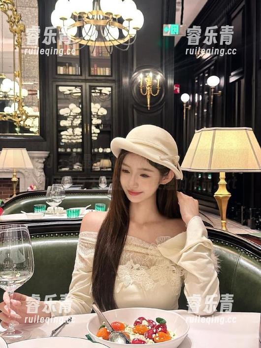 秀人网 - 邹晶晶闪耀礼服套图，呈现出别致的风格与无尽的创意灵感的作品.txt
