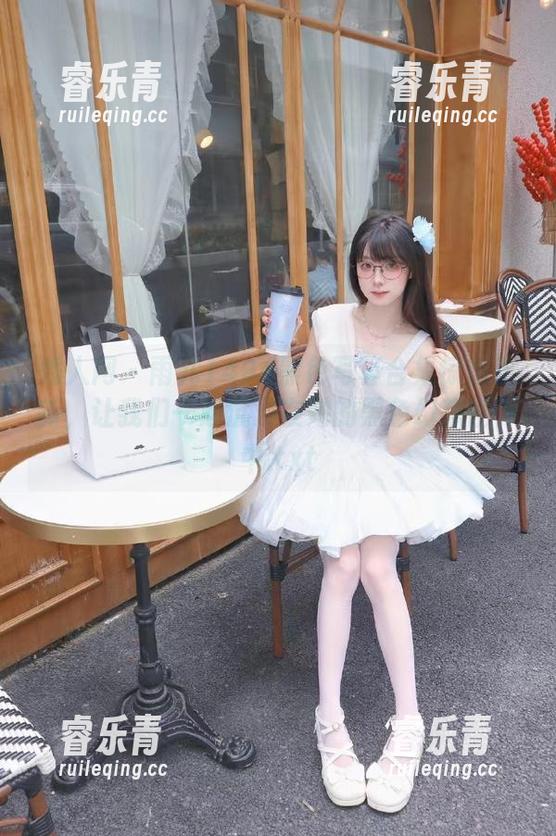 秀人网 - 雨儿1494黑色写真合集惊艳更新，让我们一起沉浸在她的黑色幻想世界中.txt