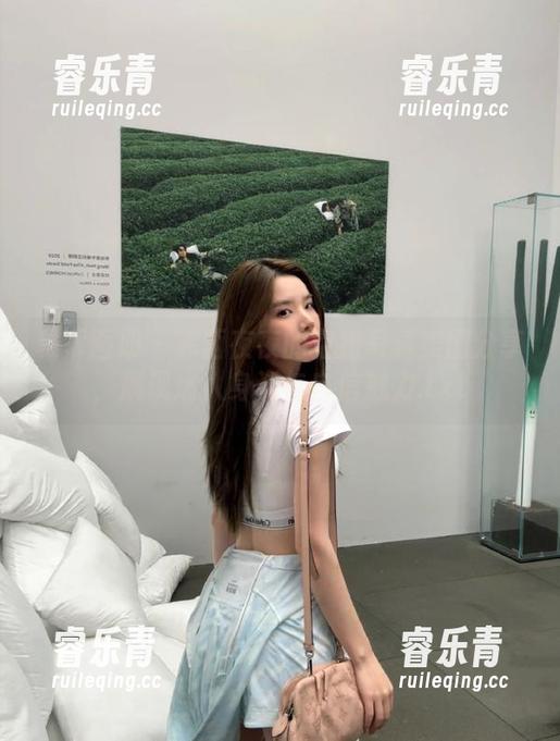 稚乖画册 - 赤西夜夜的空姐写真美图分享，展现迷人身姿与自信魅力.txt