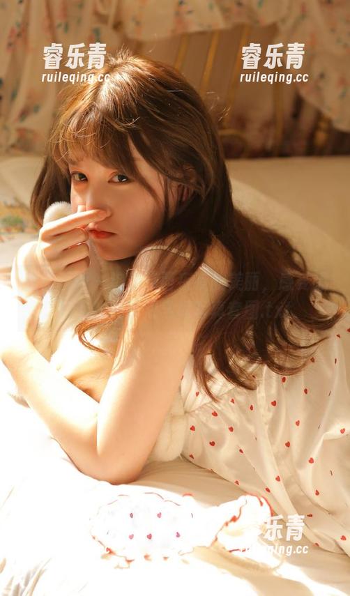 稚乖画册 - 追寻赤西夜夜的美丽，感受晴空下的白丝双马尾写真套图.txt