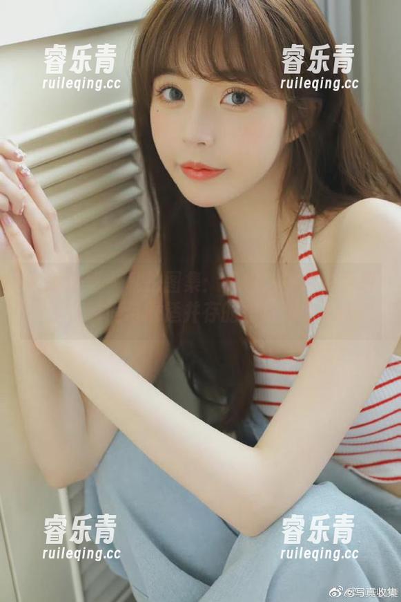 紧急企划-见希 紧急企划 - 私拍图集:见希为棉袜赋予故事,时尚与舒适并存的独特画卷.txt