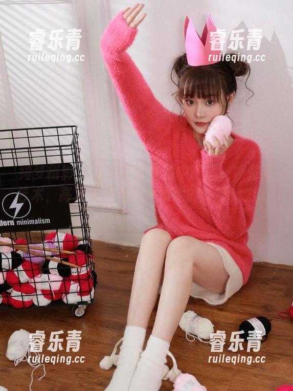 绮梦摄影 - 小艺居家生活中的每一帧都是艺术，高清美图完美呈现她的独特魅力.txt