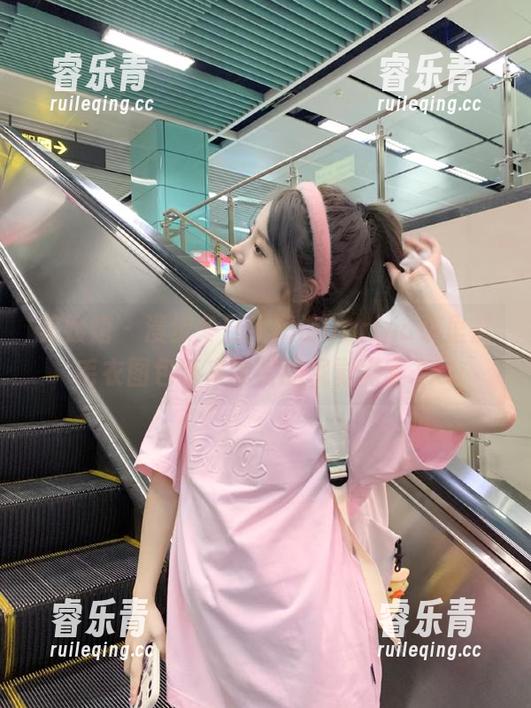 美媛馆 - 漫步冬日，精选Carina绮里嘉毛衣图包带来独特的视觉盛宴.txt