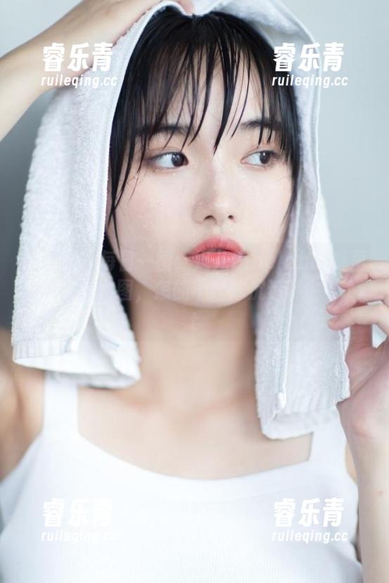美媛馆 - 每日一图：妮儿Bluelabel裤里丝的壁纸美图，怎能不让你沉迷其中？.txt